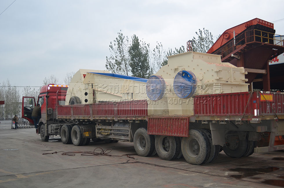 滿載設(shè)備的貨車