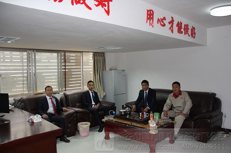 辦事處人員正在探討問(wèn)題