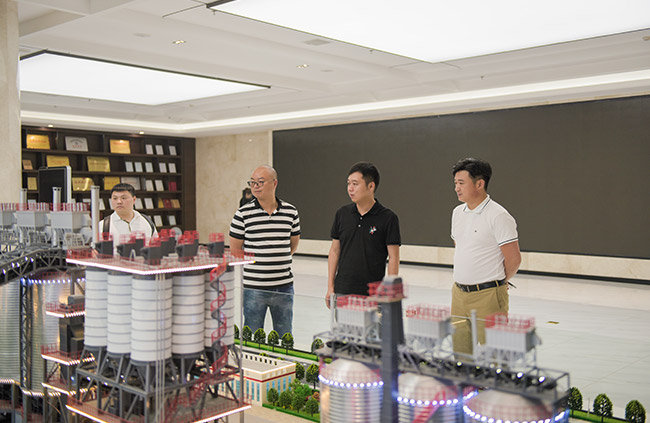 參觀中譽鼎力五位一體循環(huán)建材產(chǎn)業(yè)園項目沙盤